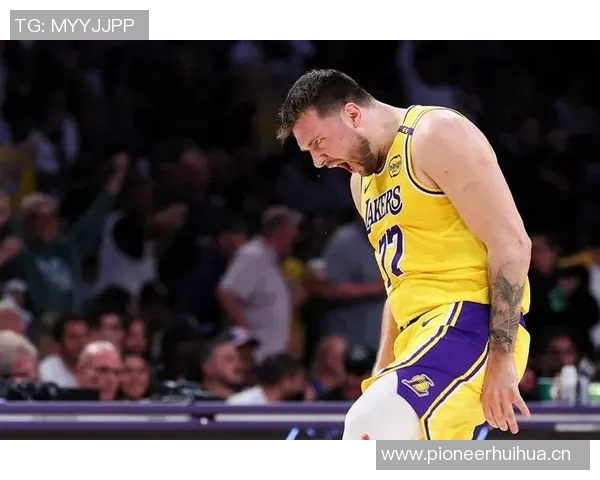 老詹缺席训练卢卡强调场下默契的重要性与细节讨论 老詹缺席训练卢卡强调场下默契的重要性与细节讨论