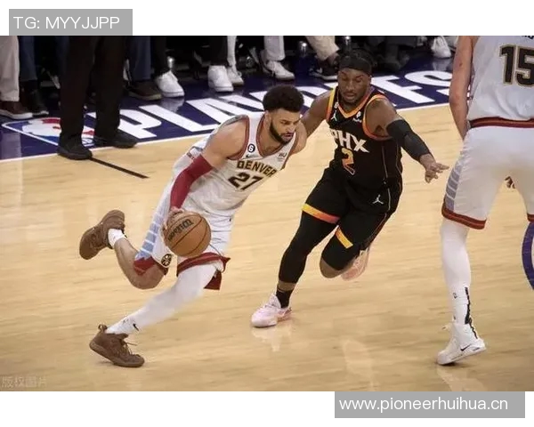 布克追身三分命中却遭裁判无视3加1机会球队分差扩大至20分以上 布克追身三分命中却遭裁判无视3加1机会球队分差扩大至20分以上