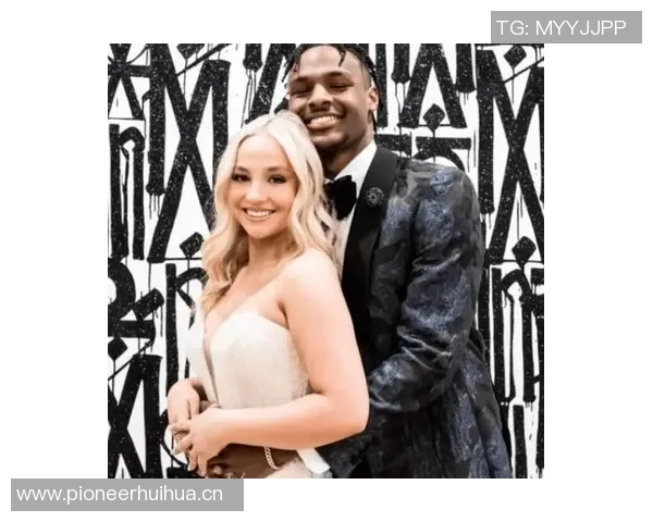 詹姆斯户外活动与三位美女合影俏皮吐舌嫂子知道吗