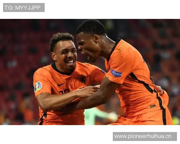 马伦谈与邓弗里斯默契配合称共同训练已久助力球队表现 马伦谈与邓弗里斯默契配合称共同训练已久助力球队表现