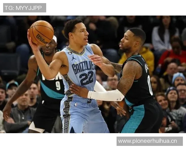 格兰特上半场表现出色9投4中斩获15分3篮板三分球命中率高达50 格兰特上半场表现出色9投4中斩获15分3篮板三分球命中率高达50