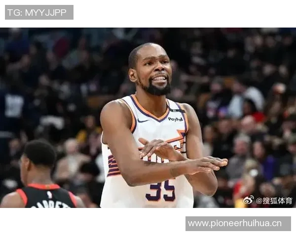 杜兰特表现稳定半场8投5中贡献11分5助攻助力球队争胜 杜兰特表现稳定半场8投5中贡献11分5助攻助力球队争胜