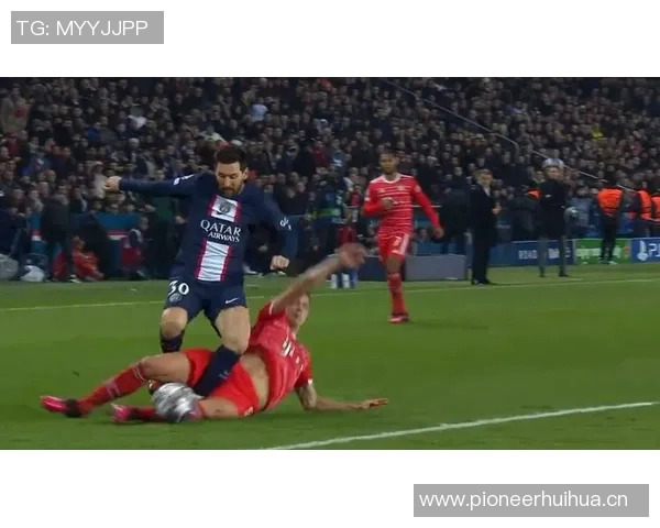 梅西在补时阶段单刀突袭被迅速回追的防守球员成功破坏