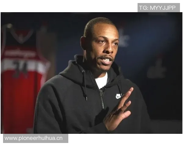 女主持与皮尔斯默契合作皮尔斯直言不愿与他人共做播客