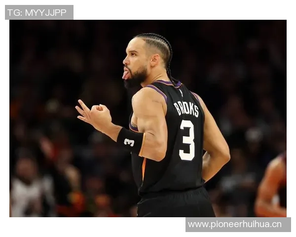 布克回应三分犯规争议称需查规则手册并提及狄龙被詹姆斯撞倒事件