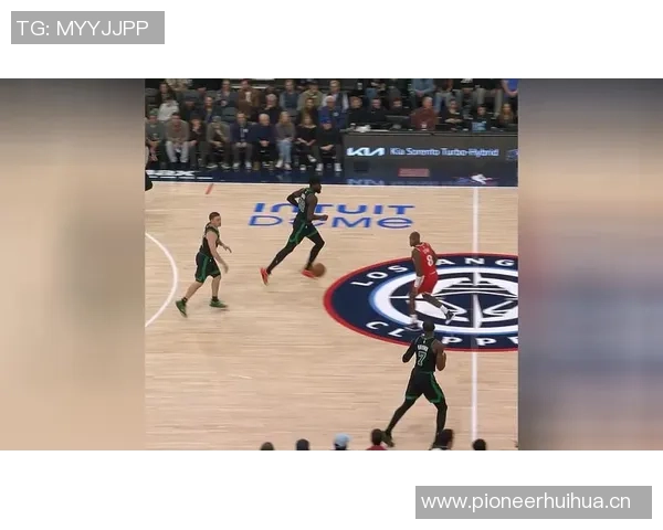 杰伦布朗首节火力全开半场狂砍20分助力球队表现出色